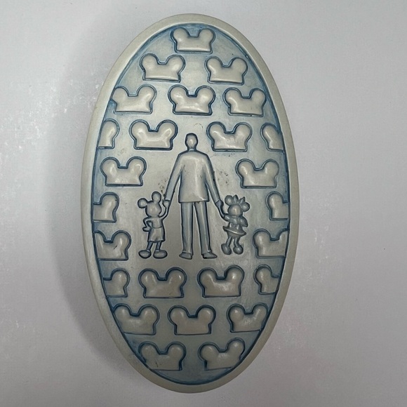 Disneyland Olszewski Miniature Box - Picture 2 of 7